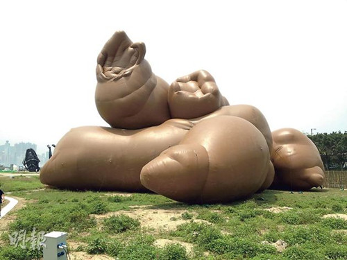 香港维多利亚港海边现巨型“粪便”“蟑螂”（图）