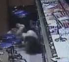 持枪劫匪吓晕女店员