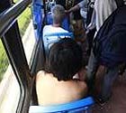 女子赤裸上身乘公交车
