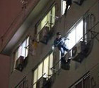 男子潜入邻家洗澡被抓