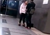 实拍女子北京地铁站内暴打男友 连踹数脚