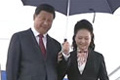 习近平夫妇共撑伞下机