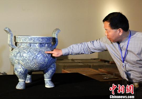 永乐青花三足炉亮相景德镇皇家御用瓷器将首展长沙align=middle