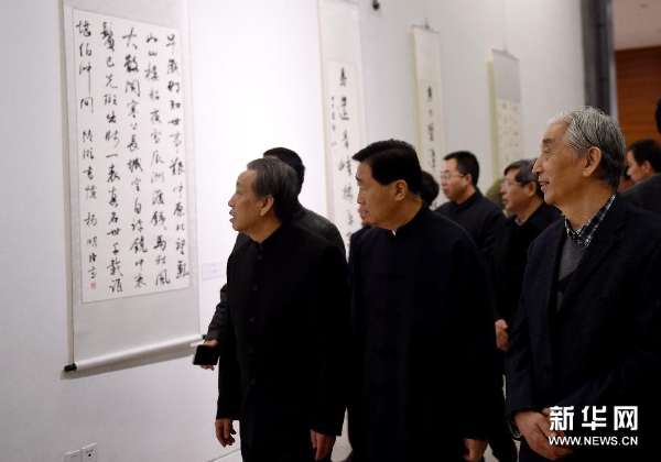 11月19日,中国书法家协会主席张海(右一)参观书法展.