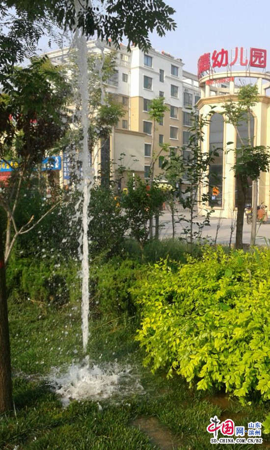滨州一小区门口突现“喷泉”引市民围观【图】