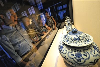 昨日，游客在故宫参观明代御窑瓷器。