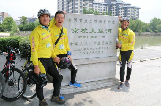 中国大运河申遗成功 骑行团扬州取水送祝福