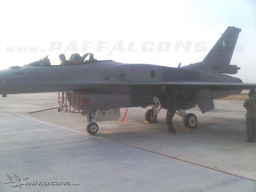 洛马公司在新加坡航展上推出最新改进型F-16