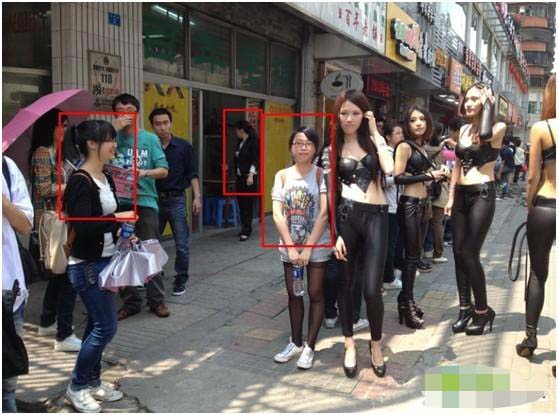 紧身皮裤手握皮鞭 街头火辣美女_讲堂频道_凤