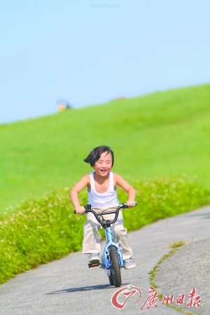 电影《新天生一对》中，小小彬在草原骑小自行车。