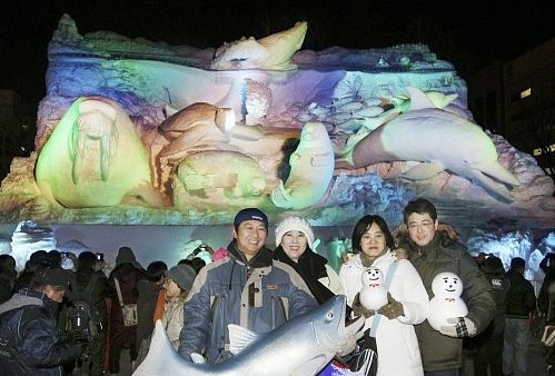 在夜晚梦幻灯光照射下的STV读卖广场巨型雪雕——“雪之水族馆 来自海洋的礼物”（6日、札幌市中央区）