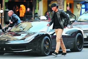 厄齐尔和他的豪华法拉利跑车