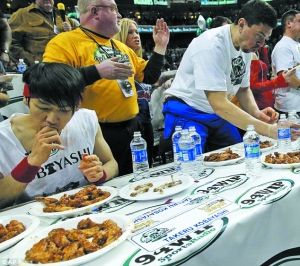 在美国费城举行的一场盛大饮食比赛中，小林尊以半小时狂吞337只鸡翅的成绩夺冠。