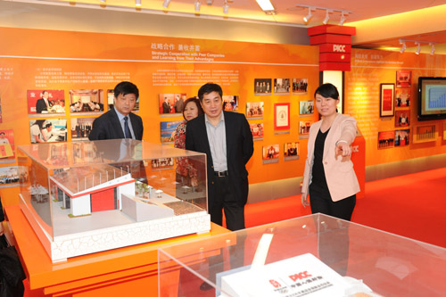 　　祝善忠还参观了人保公司企业文化展室。国家旅游局综合司负责人陪同调研（图片和文字由综合司提供）。