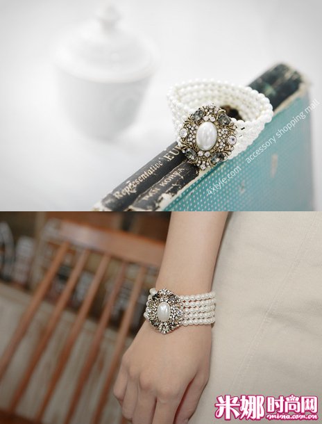 宫廷风的复古珍珠手环，用日韩系甜美的连衣裙来搭配，成为锦上添花的配饰。