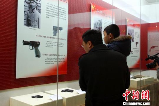 　　邓小平在抗日战争时期曾使用的手枪　张瑶　摄