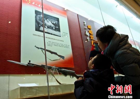 　　毛泽东试用过的56式半自动步枪　张瑶　摄
