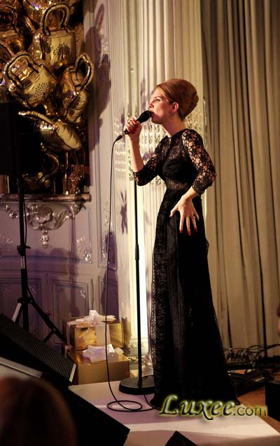 美国演员Michelle Dockery 身着2012秋冬特制蕾丝皮裙