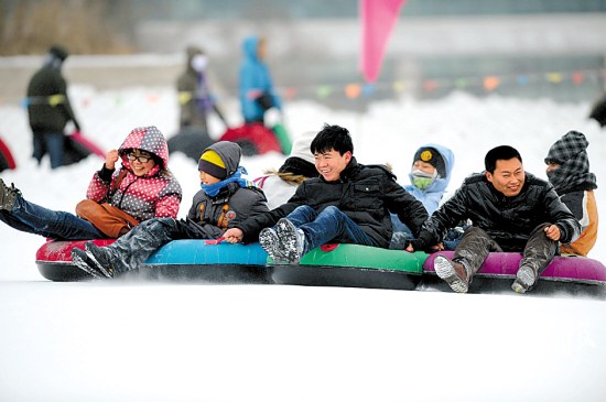 沈阳棋盘山冰雪大世界,游客正在玩"雪圈"