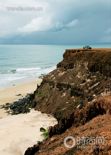 在皮帕海滩，孤独的沙滩车、落寞的海岬和即将到来的暴风雨，产生了一幅世界尽头的画面。