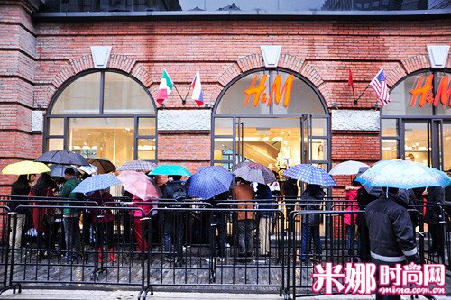 HM淮海店门口顾客冒雨排队