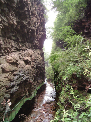 黄巢峡峡谷深幽狭长，峡岸壁立，它是群山中的一道地堑，串连着无数小型峡谷，摇摆中形成了一道道关卡，犹如重门锁翠。