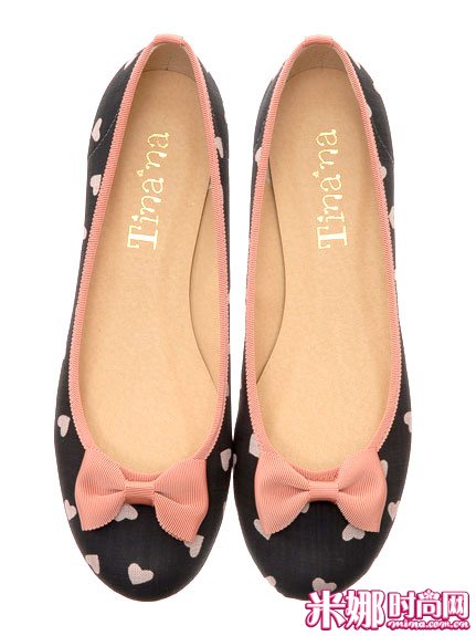 粉色桃心芭蕾平底鞋，甜美指数满点，用深色做底，可爱又不会太腻。