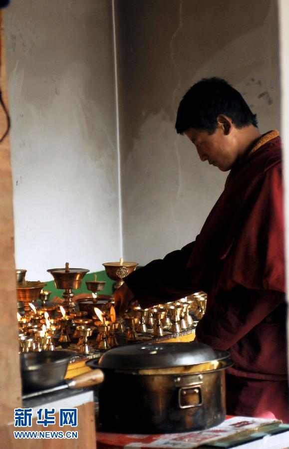 4月18日，一名禅古寺的小僧人在点酥油灯。新华社记者 王博 摄