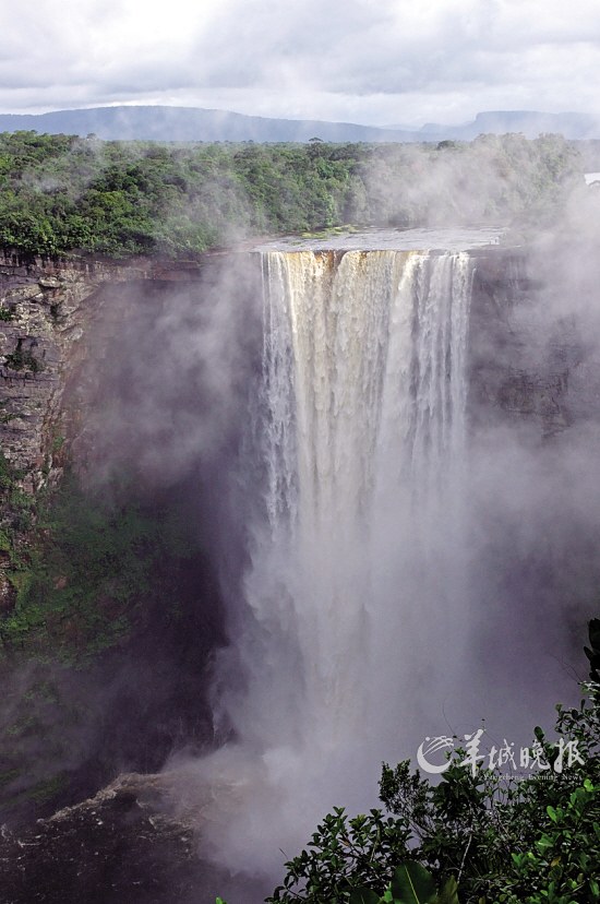南美圭亚那凯丘国家公园中凯丘瀑布,是世界上
