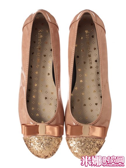 粉色与金色相拼的芭蕾平底鞋。简洁的蝴蝶结，增添上品感。