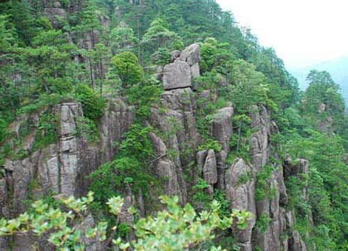 元坑两镇交界处,风景区由宝山,演山,七台山三大景区组成,有石宝峰