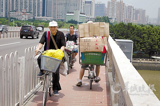 　　▲广州大桥自行车道过窄，骑车如狭路相逢