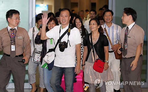 　　资料图片：访韩中国游客与日俱增，图为中国游客走出仁川国际机场。（韩联社）