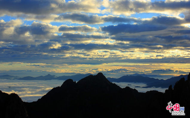 在黄山，也可以面朝大山、云海、夕阳发发呆（图片来源：微图）