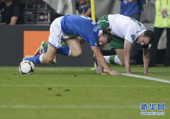 　　6月18日，意大利队球员巴尔扎雷蒂（左）在比赛中与爱尔兰队球员奥谢拼抢。当日，在波兰波兹南进行的2012欧洲足球锦标赛C组最后一轮比赛中，意大利队对阵爱尔兰队。武巍 摄 图片来源：新华网