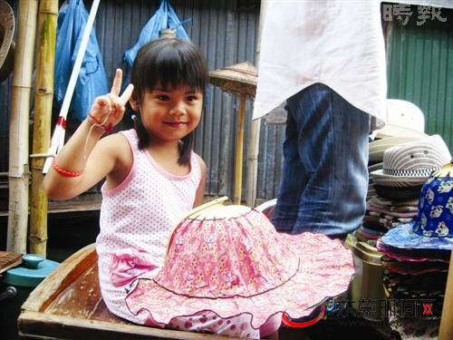 可爱的泰国小美女，在水上市场陪伴家人