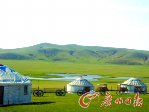 草原上的蒙古包。