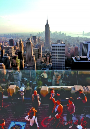 在纽约的帝国大厦可俯瞰曼哈顿岛。