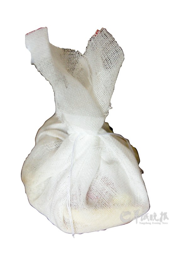 打包：用棉线将纱布口扎紧，整理一下包裹，留出多余的空间让材料发胀。