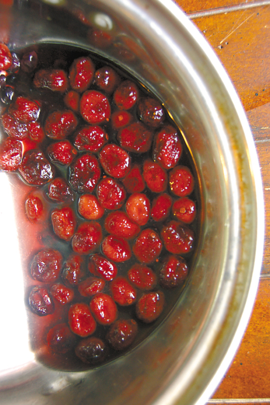 泡莓：为了节约能源，也减少站在闷热的灶台边，先用热水泡20分钟双莓果干。