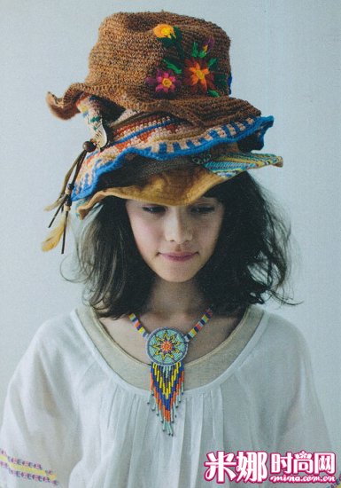 采用编织工艺加上羽毛装饰也是非常受欢迎的款式。
