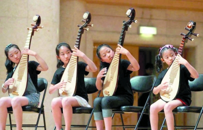 孩子们在琵琶夏令营闭营仪式上演奏《阳春白雪》。