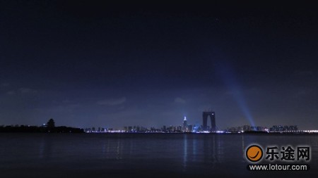 （BenQ G1，光圈F1.8，快门1/8秒，ISO200，摄于苏州金鸡湖东圆融时代广场，造型奇特的久光百货）
