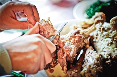 在西北大多数地区，手抓肉是最普遍最经济的羊肉吃法。