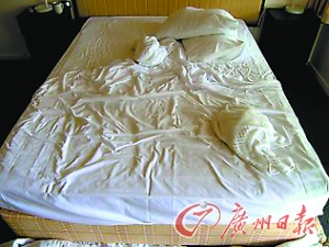酒店内脏乱的床铺。（资料图片）