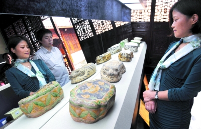 “块冰岚染 千年梦华”海岳堂收藏古代瓷枕展。             张 弦 摄