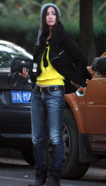 林熙蕾、杨晨夫妇自创品牌上海开幕，她穿着烟叶翻领针织夹克搭配铅笔裤配上Louboutin鱼嘴高跟凉鞋