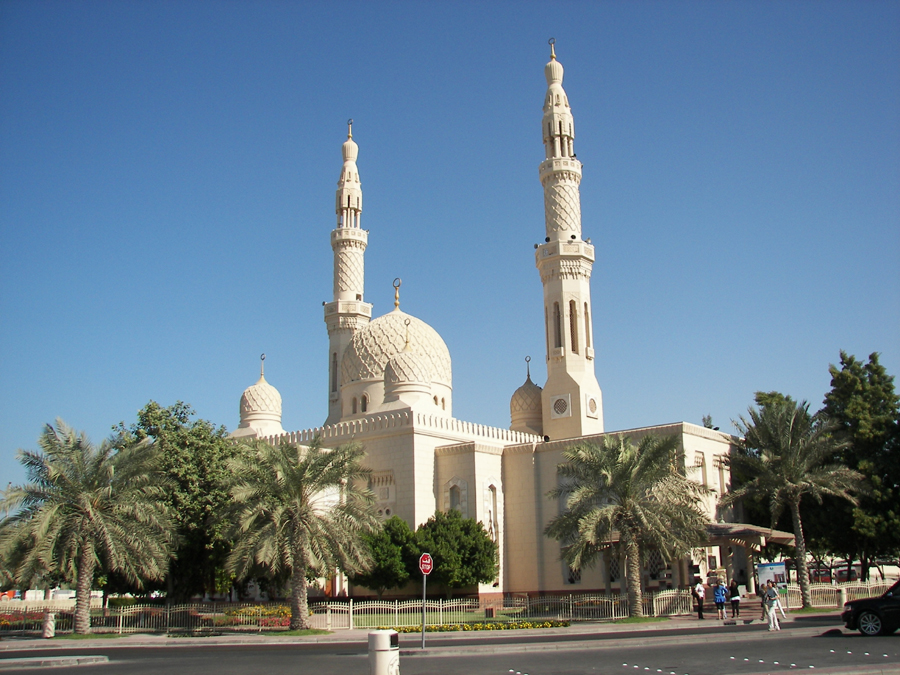 4、朱美拉清真寺(Jumeirah Mosque)是迪拜最大最美的清真寺之一,依照中世纪法蒂玛王朝的建筑传统而建。