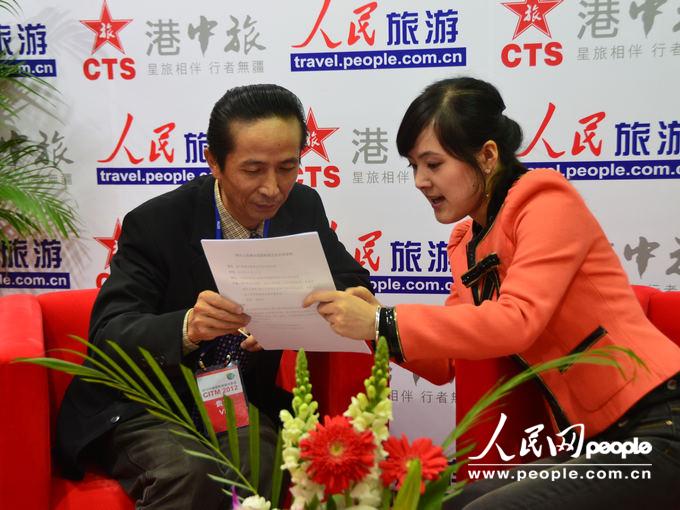 中国旅行社总社有限公司董事长薄宝华正在与主持人交谈。（ 记者张立平 摄）