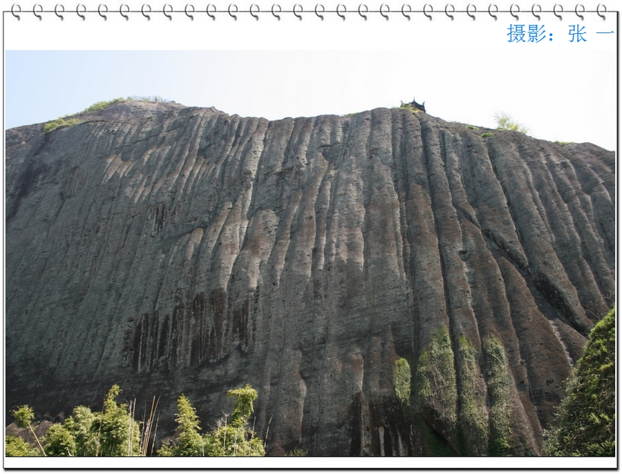 从九曲溪畔看天游峰。天游峰是由一块巨大的岩石构成的。